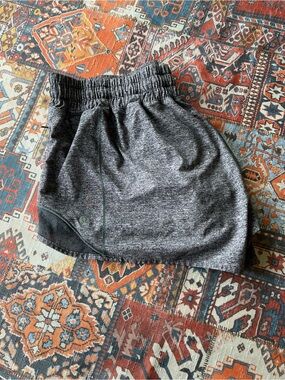 lululemon heather grey shortie shorts w/ built in liner